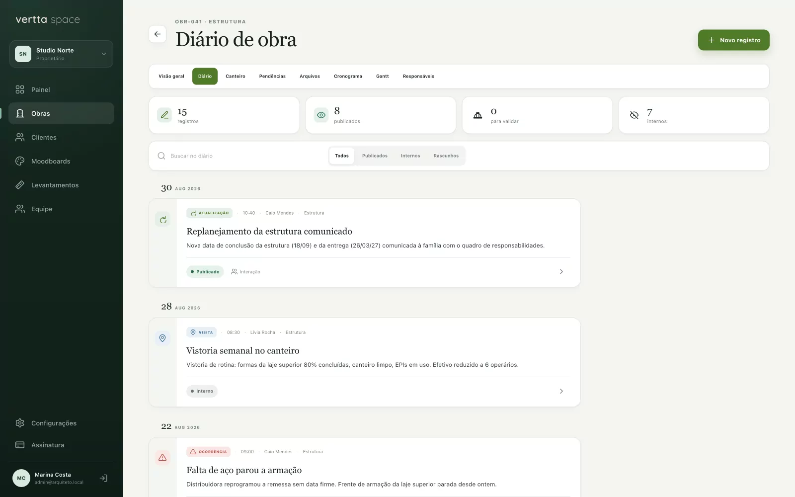 Diário de obra com registros por data, categoria, etapa vinculada e status de publicação