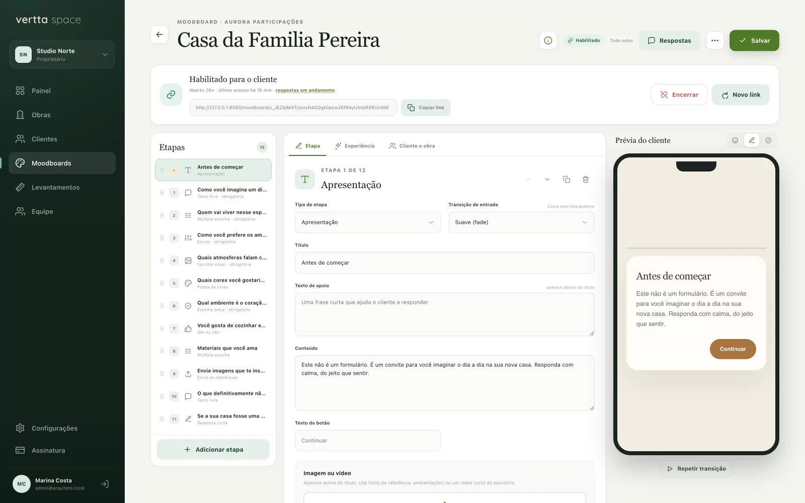 Construtor de moodboard com as etapas à esquerda, edição da etapa no centro e prévia do celular à direita