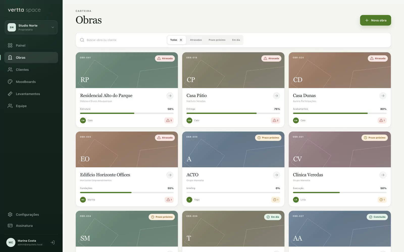 Lista de obras em cards com etapa atual e avanço